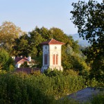 Le clocher de l'église de Bassussarry